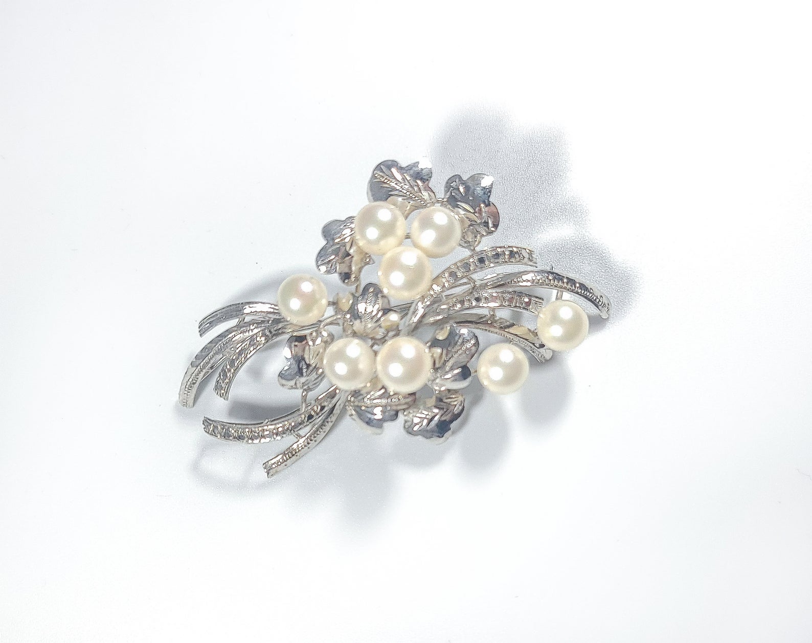 Fresh Water Pearl 18 kt White Gold Brooch