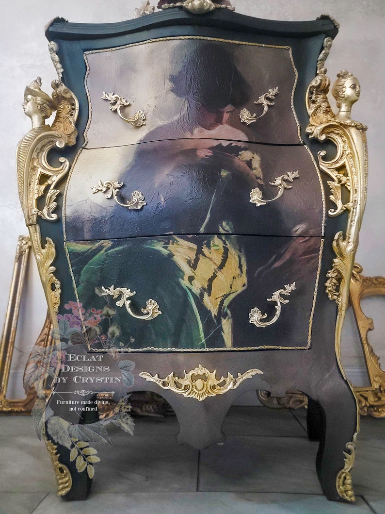 Regal Louis IV Bombe Commode