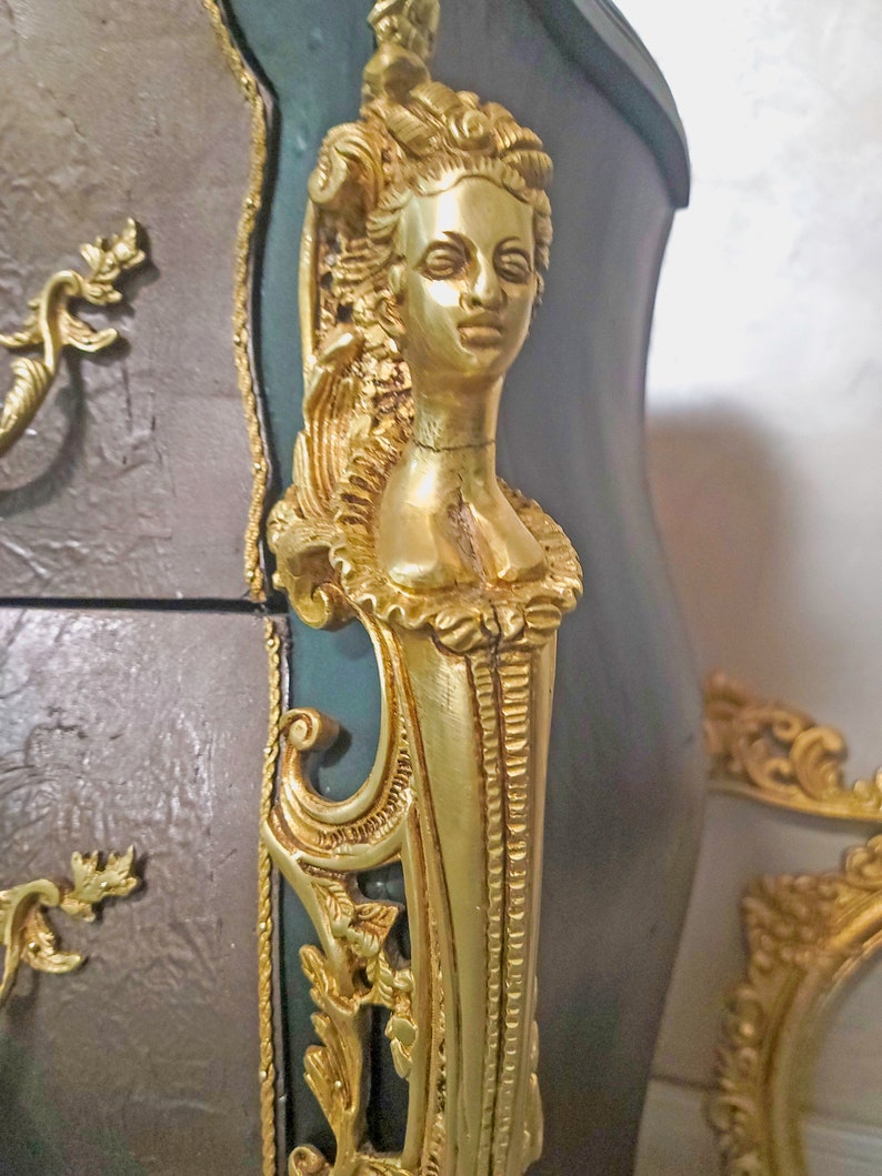 Regal Louis IV Bombe Commode