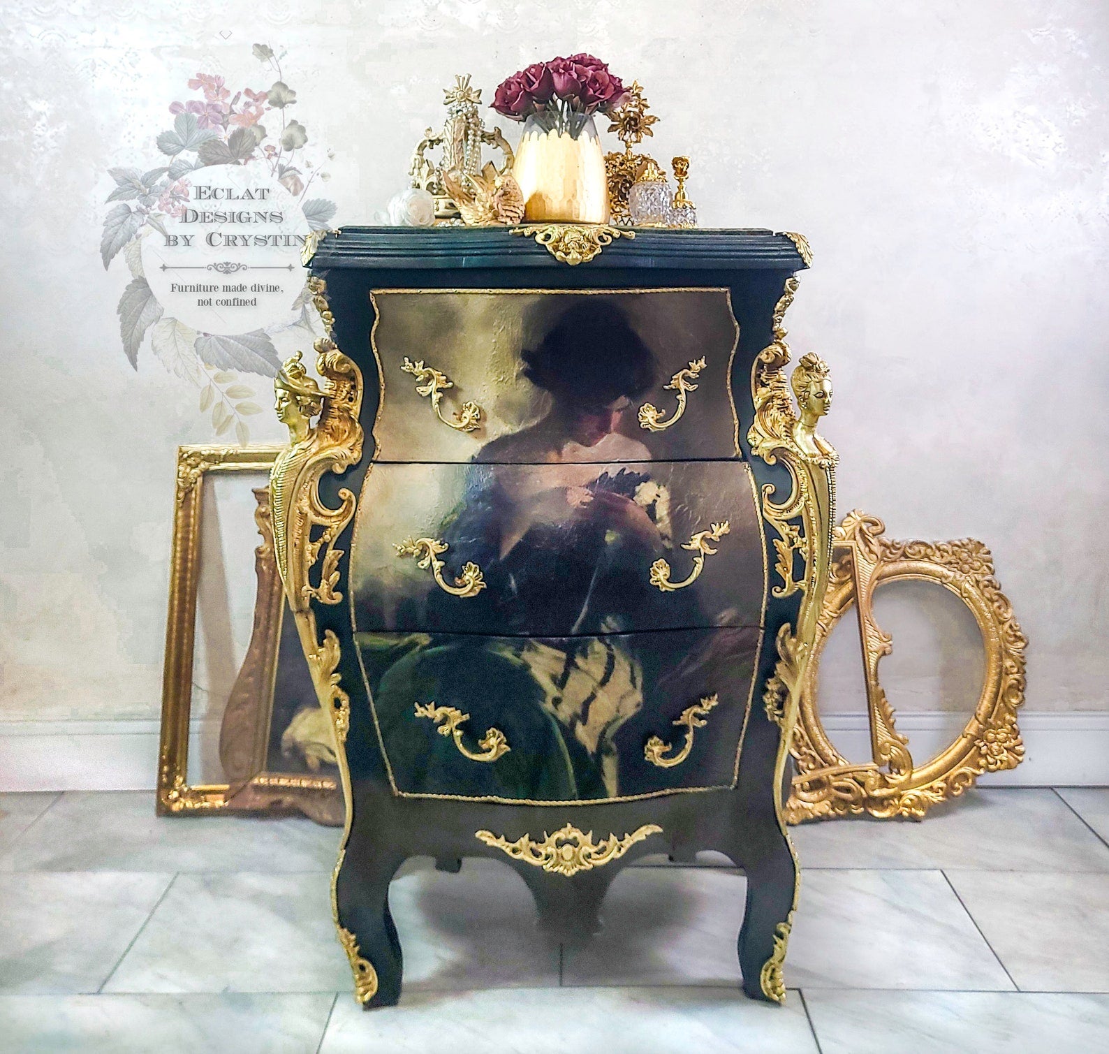 Regal Louis IV Bombe Commode